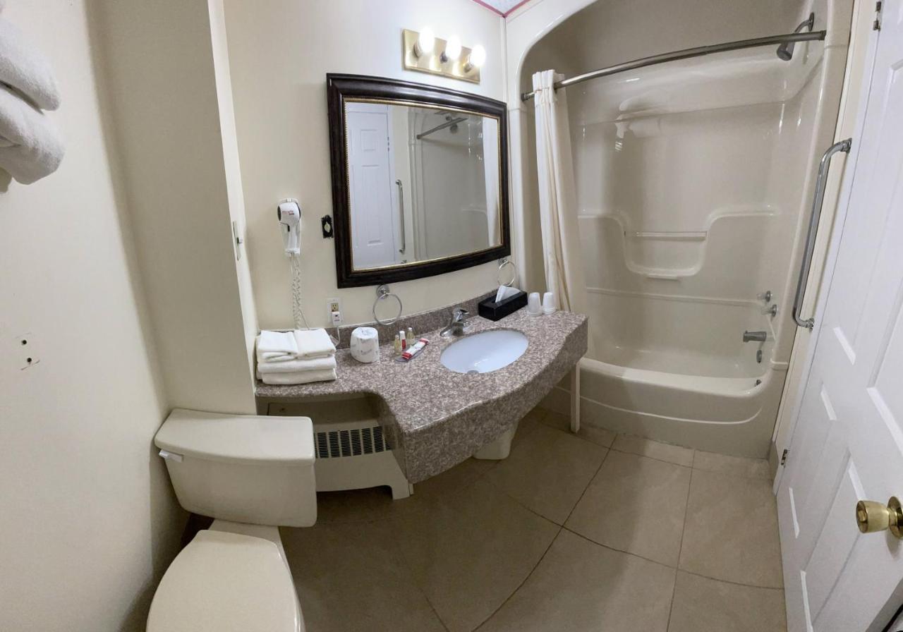 Super 8 By Wyndham Pembroke Hotel Ngoại thất bức ảnh