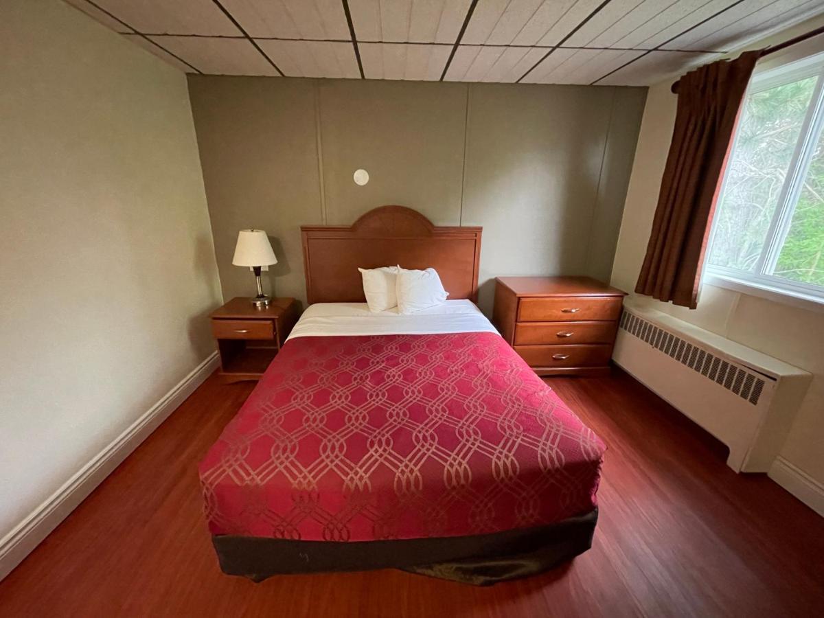 Super 8 By Wyndham Pembroke Hotel Ngoại thất bức ảnh