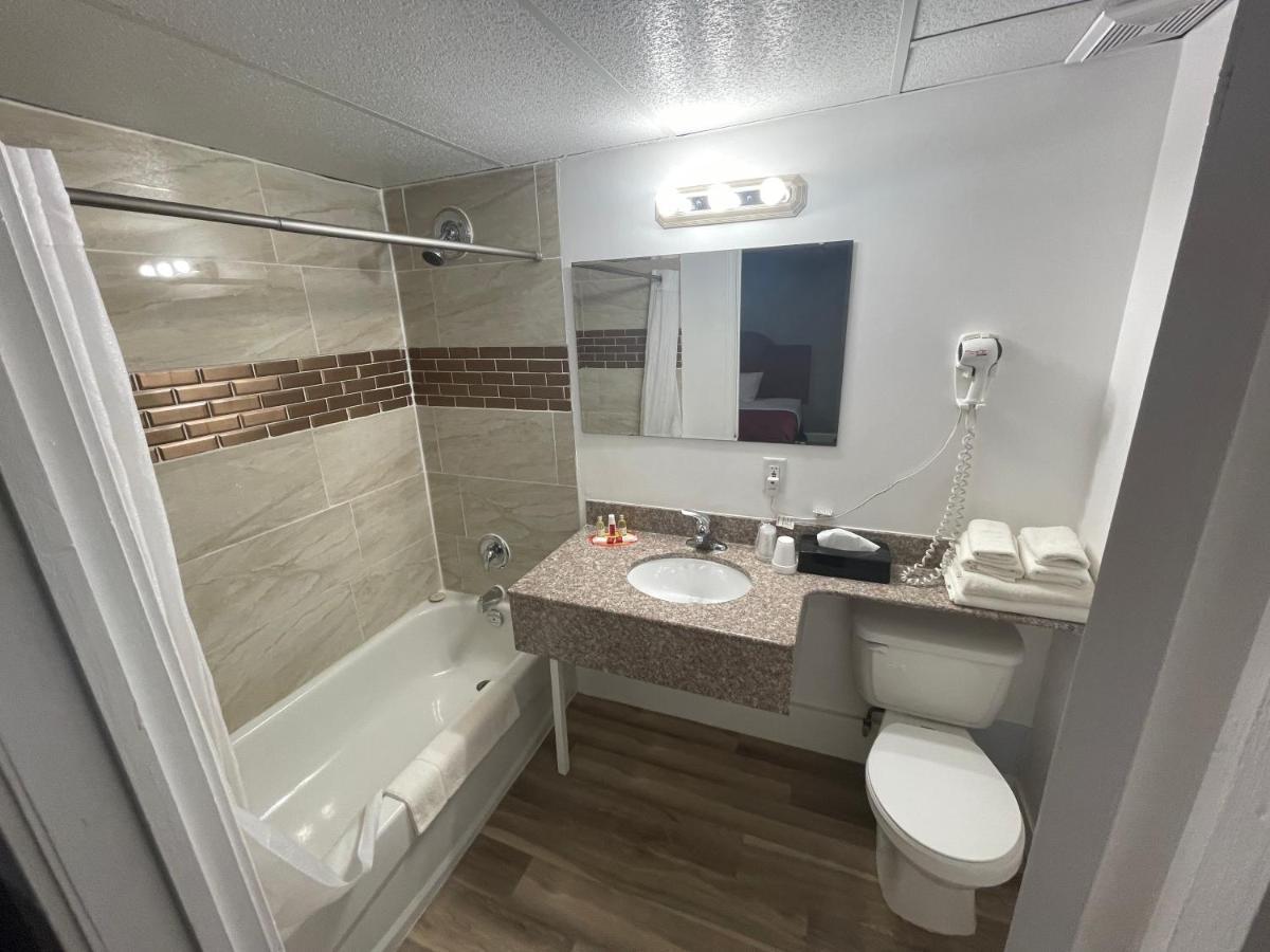 Super 8 By Wyndham Pembroke Hotel Ngoại thất bức ảnh