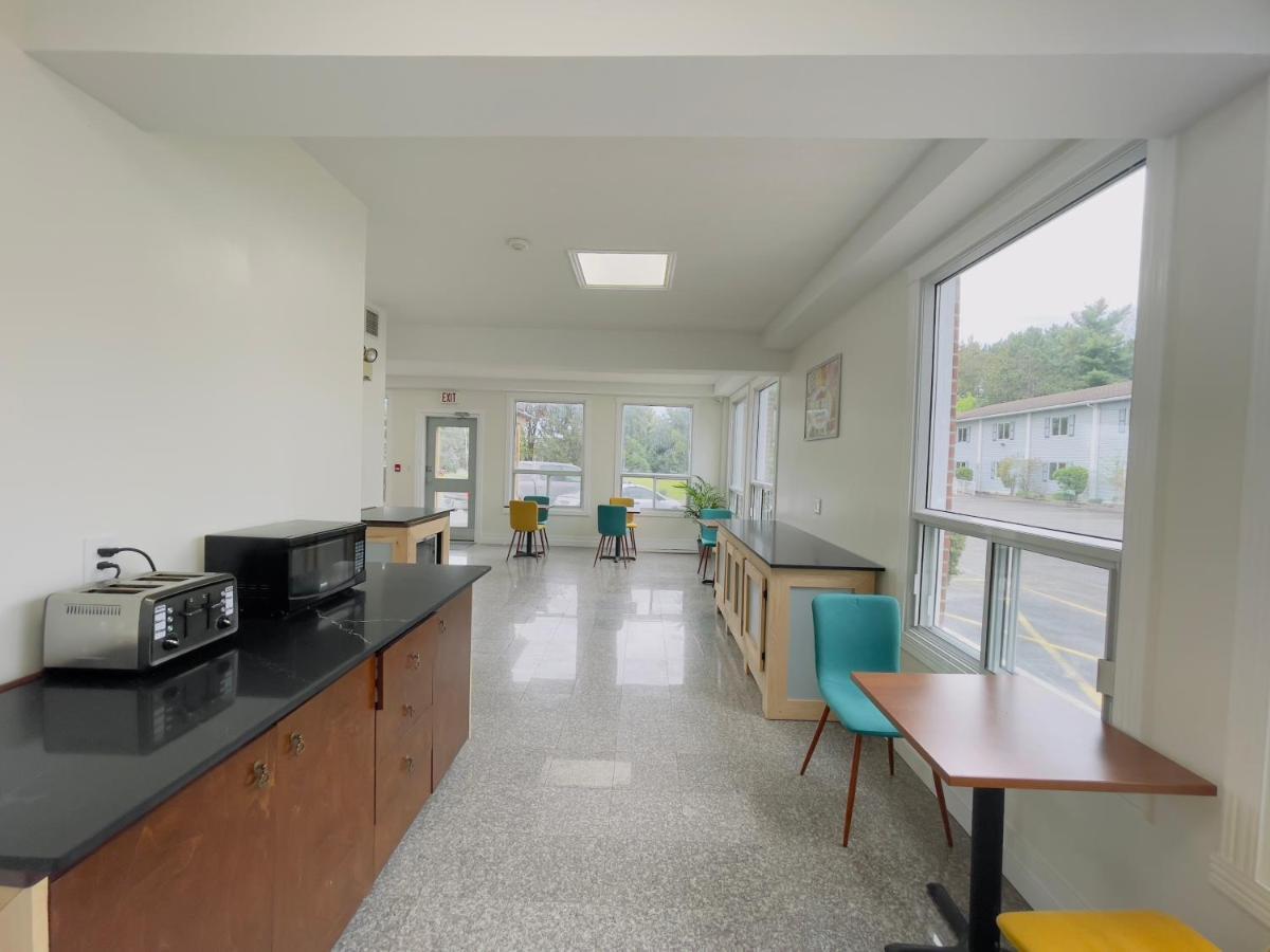 Super 8 By Wyndham Pembroke Hotel Ngoại thất bức ảnh