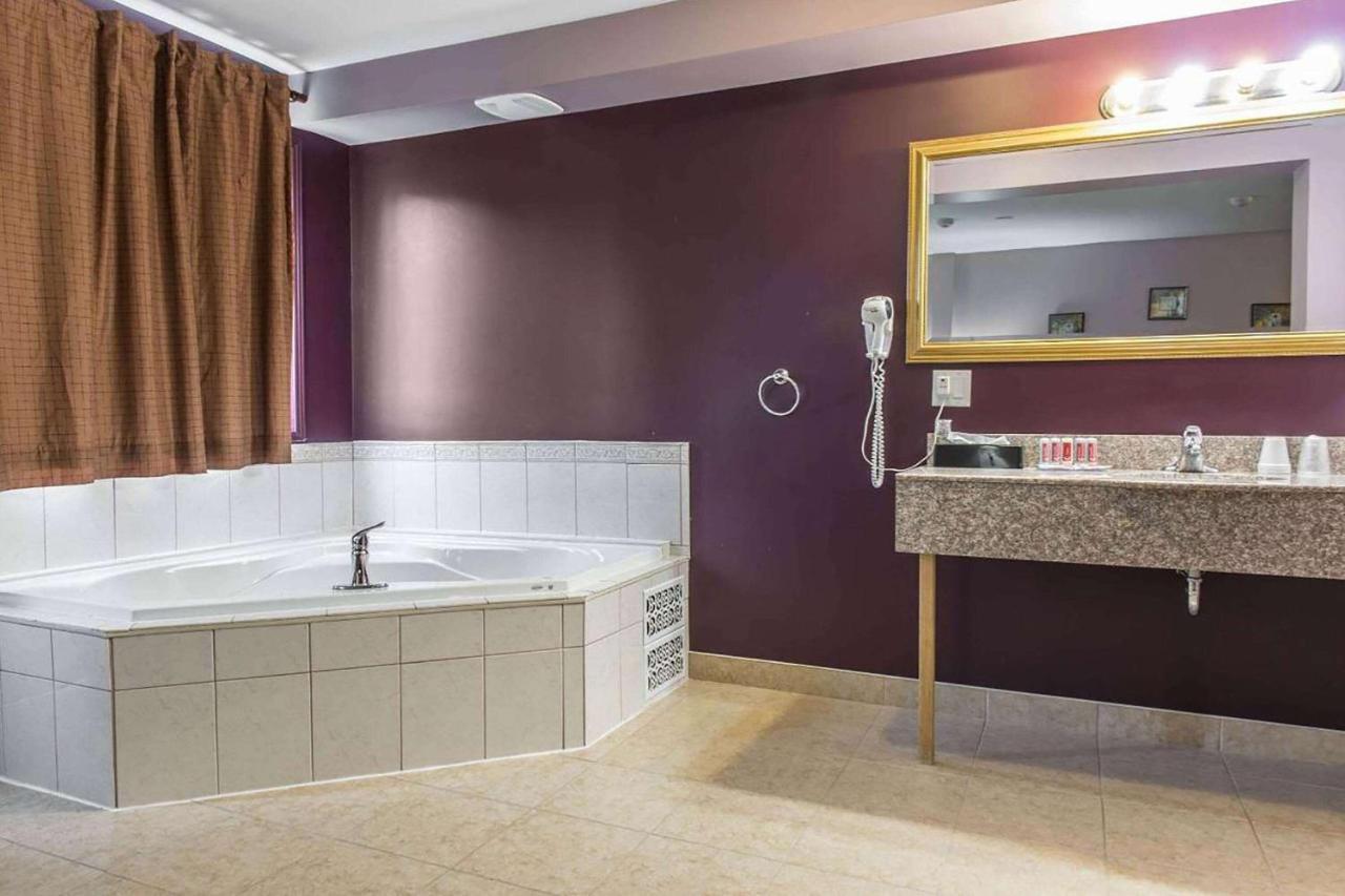 Super 8 By Wyndham Pembroke Hotel Ngoại thất bức ảnh