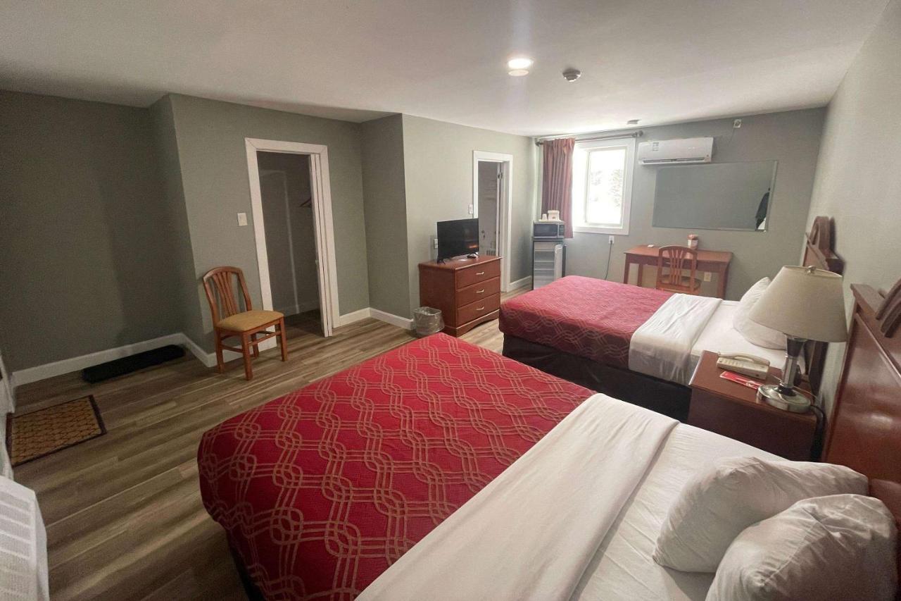 Super 8 By Wyndham Pembroke Hotel Ngoại thất bức ảnh
