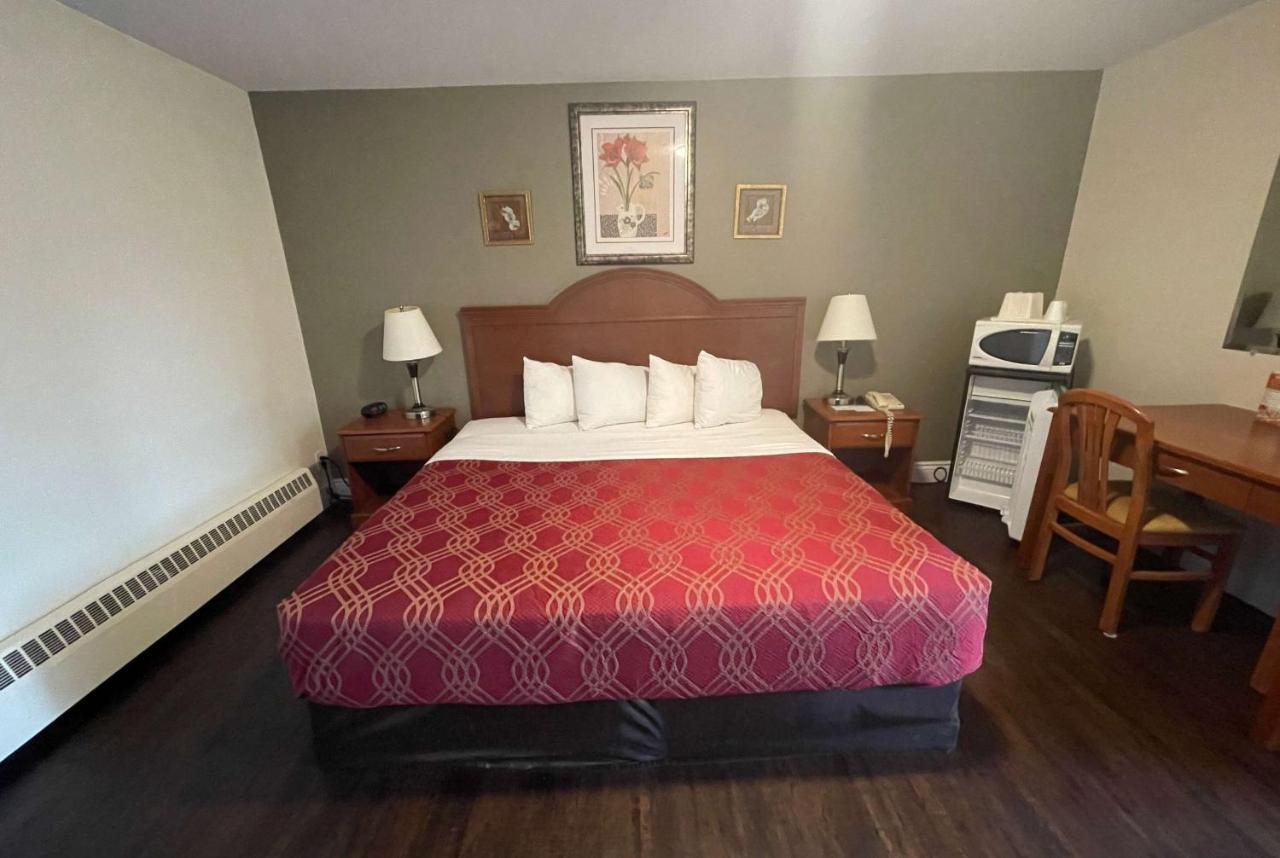 Super 8 By Wyndham Pembroke Hotel Ngoại thất bức ảnh