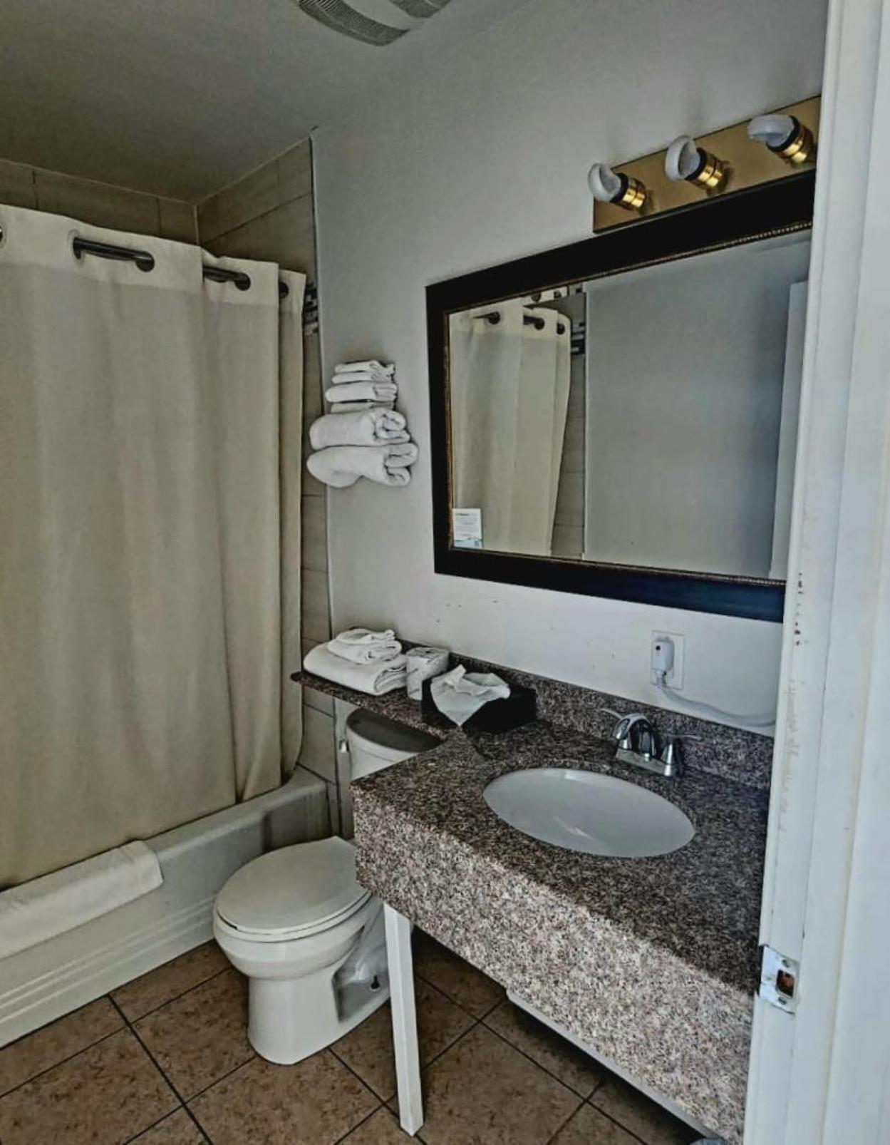 Super 8 By Wyndham Pembroke Hotel Ngoại thất bức ảnh