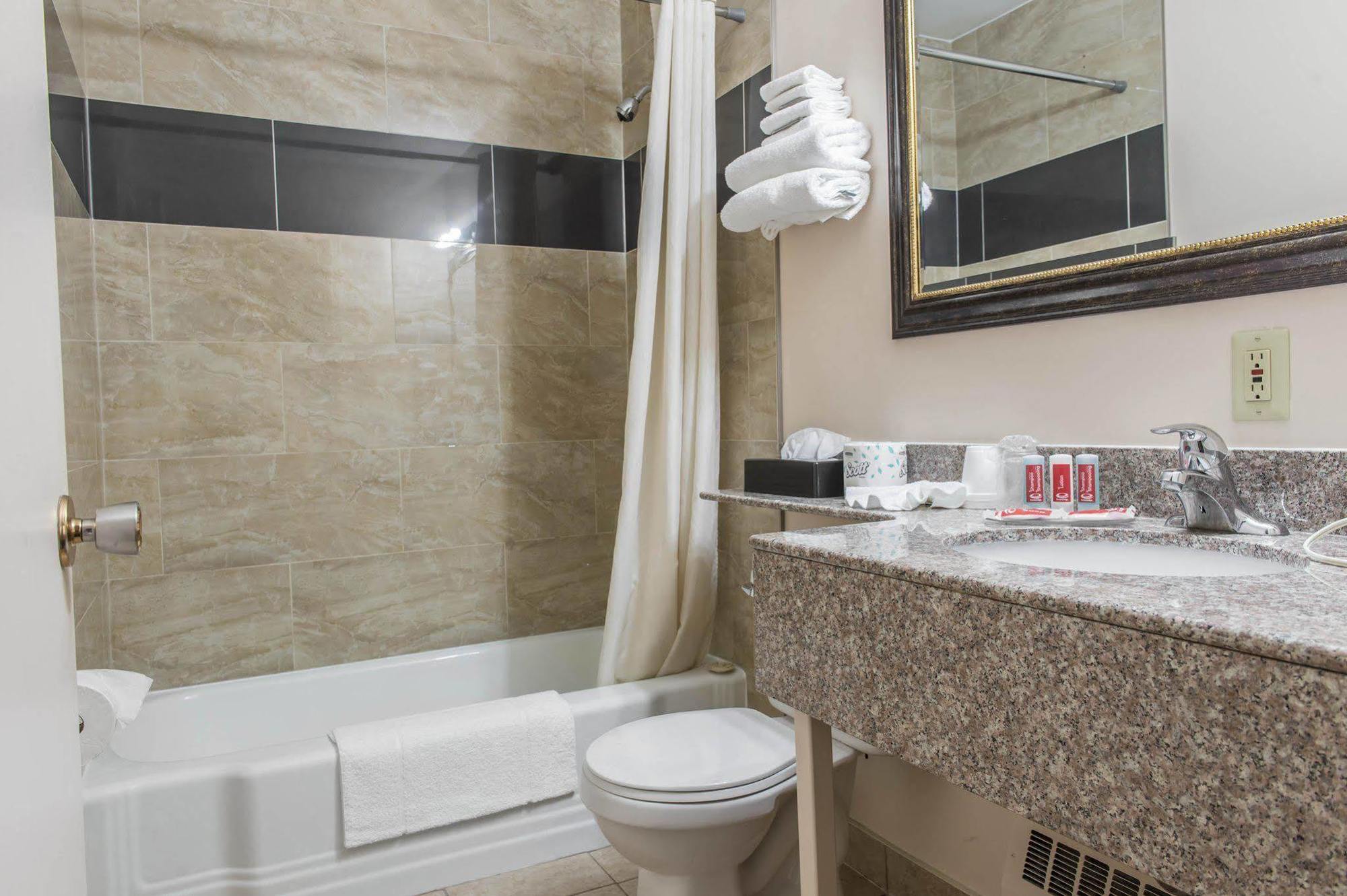 Super 8 By Wyndham Pembroke Hotel Ngoại thất bức ảnh